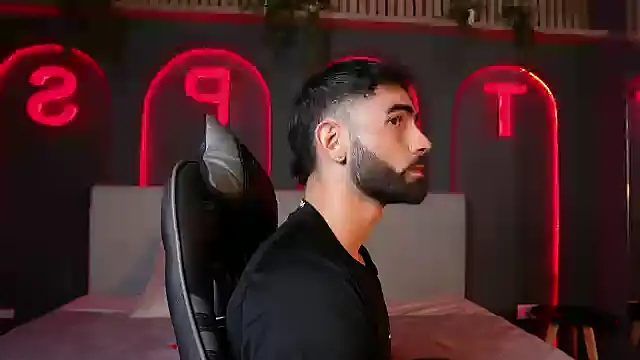 Snapshot of Austin_bolt chatting on October 31, 3:47 am Austin bolt online show from October 31, 3:47 am