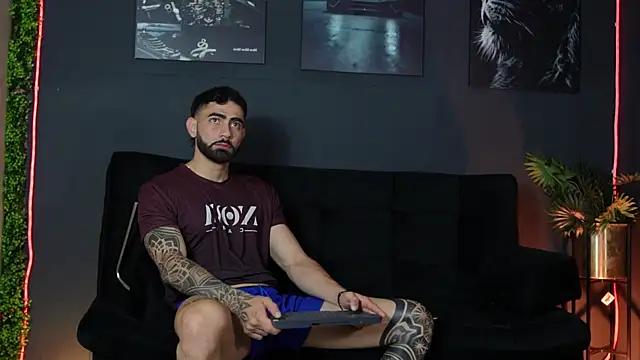 Snapshot of Austin_bolt chatting on December 3, 2:45 am Austin bolt online show from December 3, 2:45 am