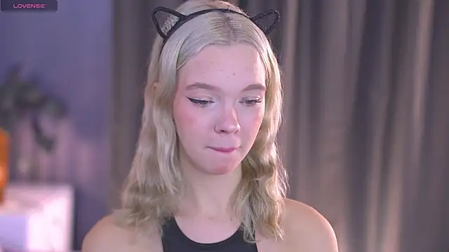 Snapshot of _AlinaBailey chatting on October 17, 8:06 am AlinaBailey online show from October 17, 8:06 am