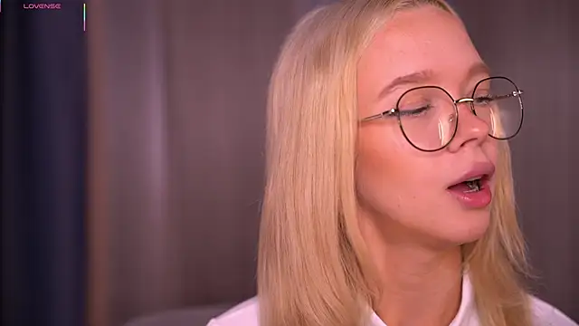 Snapshot of _AlinaBailey chatting on September 13, 8:25 am AlinaBailey online show from September 13, 8:25 am