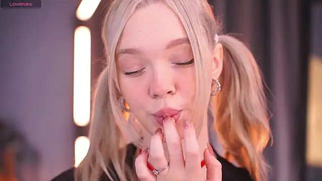 Snapshot of _AlinaBailey chatting on December 2, 7:43 am AlinaBailey online show from December 2, 7:43 am