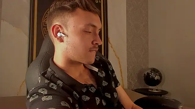 Desmon Clark online show from October 2, 10:35 pm