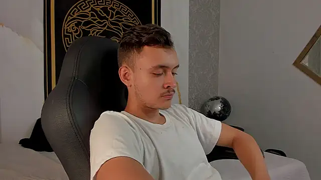 Desmon Clark online show from February 24, 3:44 am