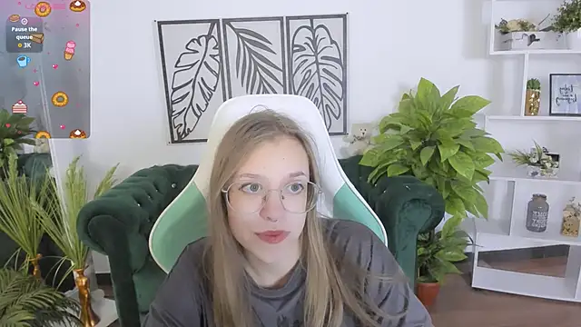 LayriantaVee online show from September 18, 6:16 am