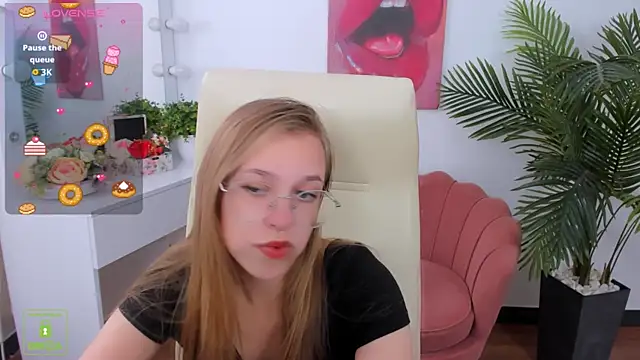 LayriantaVee online show from September 23, 6:42 am