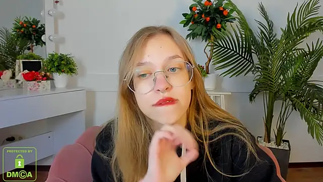 LayriantaVee online show from October 12, 6:15 am