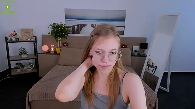 LayriantaVee online show from March 2, 10:05 am