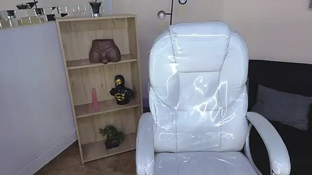 Eliie Ruizz online show from December 2, 8:21 pm