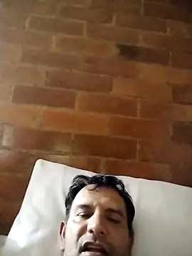 Snapshot of RogueTraveler chatting on March 3, 4:19 am RogueTraveler online show from March 3, 4:19 am