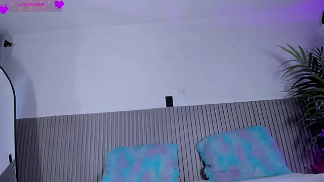 valentina lux online show from April 7, 8:10 pm