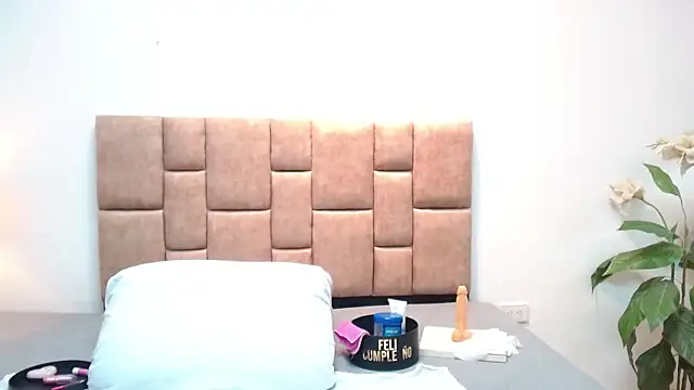 JulieeHabubu online show from April 15, 7:51 pm