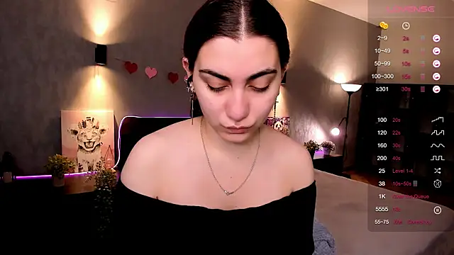 Snapshot of hannacheekss_ chatting on September 12, 2:01 am hannacheekss online show from September 12, 2:01 am