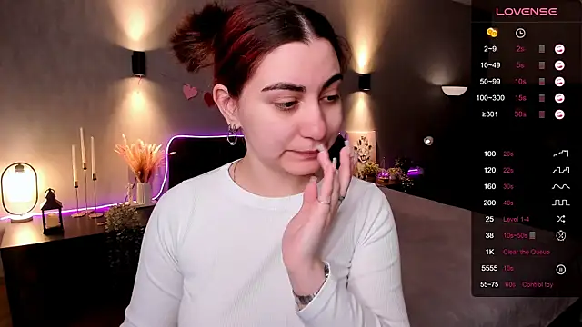 hannacheekss  online show from April 6, 1:56 am