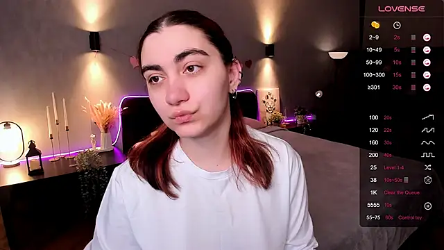 hannacheekss  online show from April 3, 2:07 am