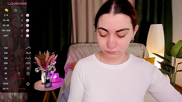 hannacheekss  online show from April 10, 2:07 am