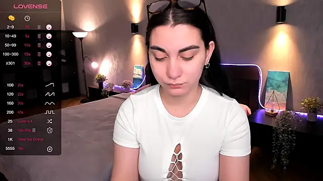 Snapshot of hannacheekss_ chatting on February 5, 2:08 am hannacheekss online show from February 5, 2:08 am