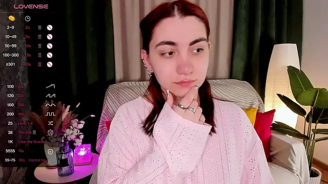 hannacheekss  online show from May 1, 2:05 am