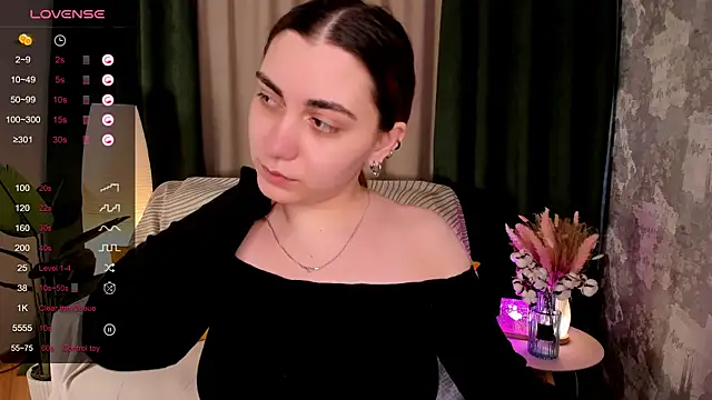 hannacheekss  online show from April 11, 7:45 am