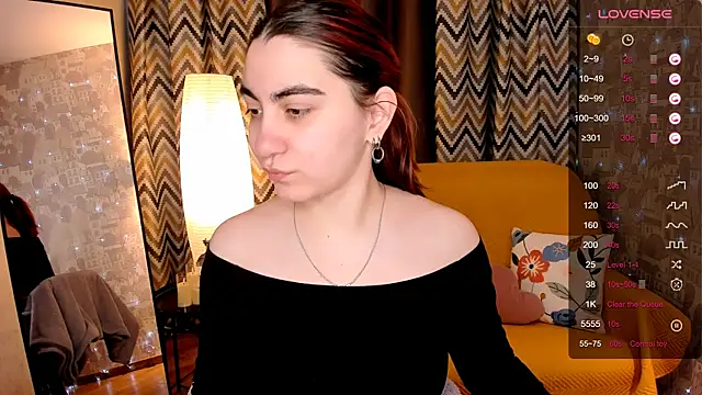 hannacheekss  online show from April 4, 2:07 am