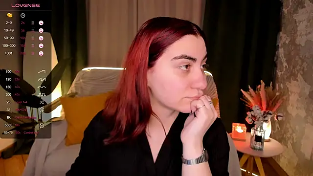 hannacheekss  online show from December 3, 2:01 am