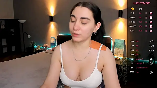 Snapshot of hannacheekss_ chatting on February 11, 7:44 am hannacheekss online show from February 11, 7:44 am