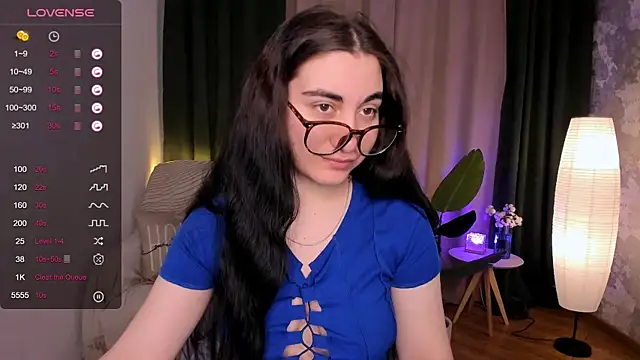 Snapshot of hannacheekss_ chatting on February 15, 2:04 am hannacheekss online show from February 15, 2:04 am
