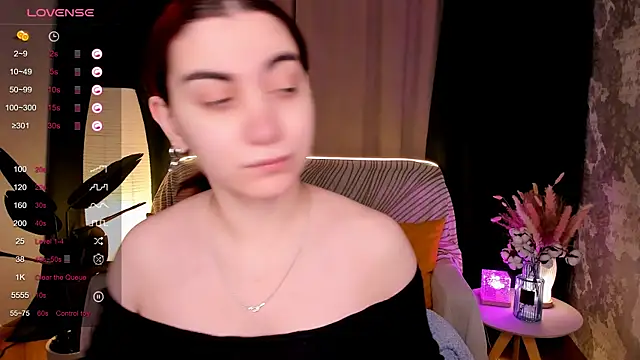 hannacheekss  online show from February 10, 1:59 am