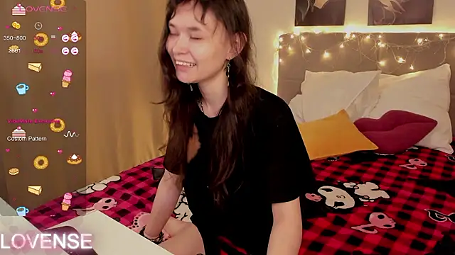 Emily Strikeee online show from March 6, 4:18 am