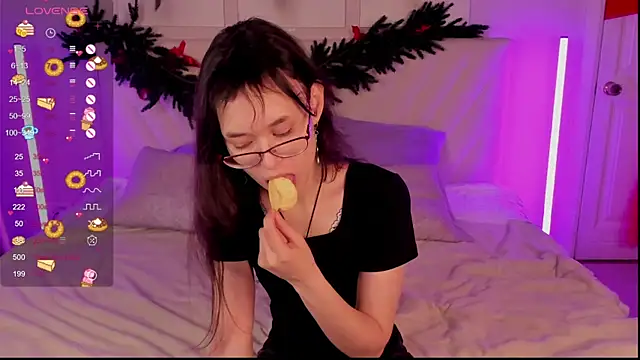 Emily Strikeee online show from December 4, 10:25 am