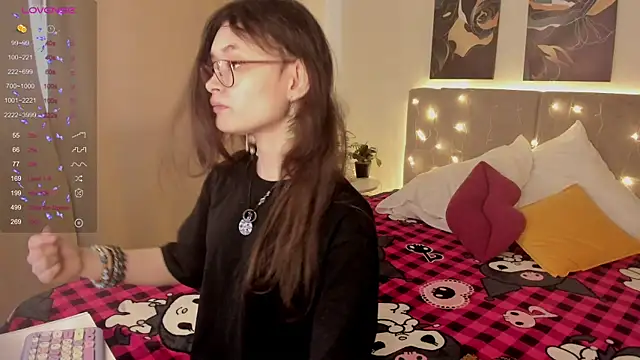 Emily Strikeee online show from April 1, 2:02 am