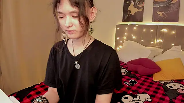 Emily Strikeee online show from May 6, 1:53 am