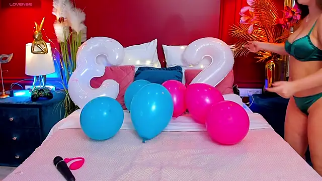 Snapshot of GiaCale chatting on November 1, 6:19 am GiaCale online show from November 1, 6:19 am