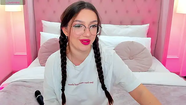 Snapshot of GiaCale chatting on March 1, 8:32 pm GiaCale online show from March 1, 8:32 pm