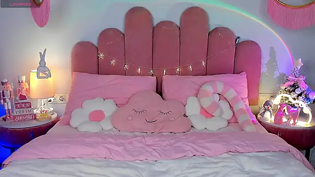 Snapshot of GiaCale chatting on December 5, 1:32 pm GiaCale online show from December 5, 1:32 pm