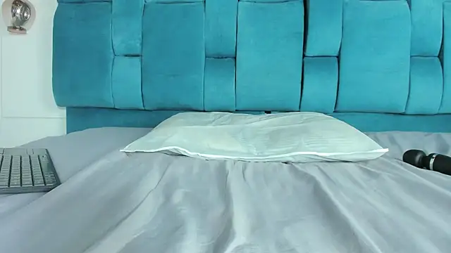 mia  fernandez online show from March 21, 7:07 pm