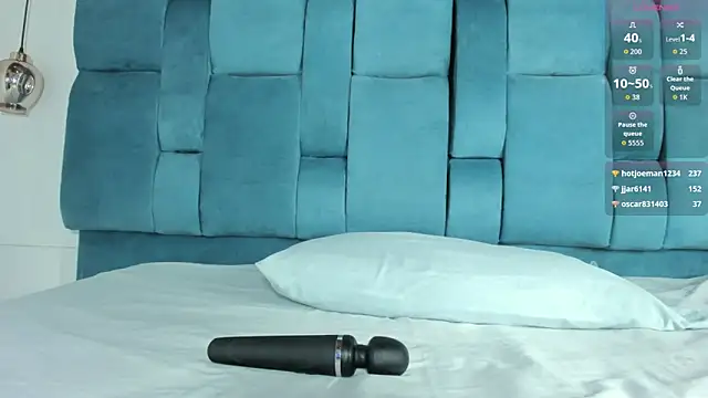 mia  fernandez online show from March 12, 7:07 pm