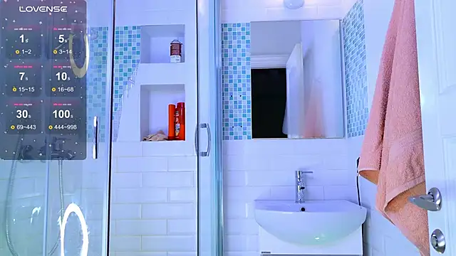 Snapshot of lylylovesyou chatting on December 19, 2:30 pm lylylovesyou online show from December 19, 2:30 pm