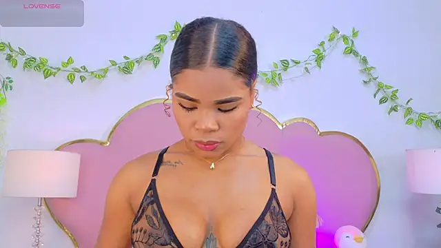 Snapshot of NahiaraReina chatting on December 4, 1:43 pm NahiaraReina online show from December 4, 1:43 pm