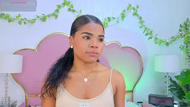 Snapshot of NahiaraReina chatting on December 5, 1:43 pm NahiaraReina online show from December 5, 1:43 pm