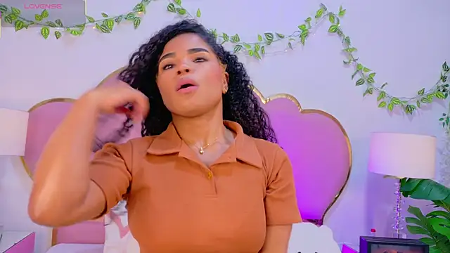 Snapshot of NahiaraReina chatting on December 16, 2:43 pm NahiaraReina online show from December 16, 2:43 pm