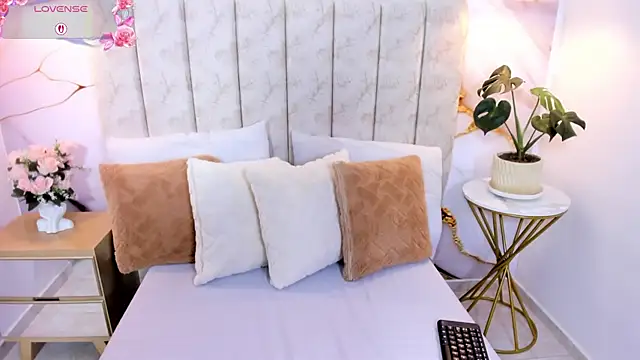 LauraSmith-01 online show from March 16, 8:44 pm