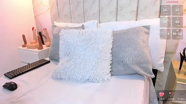 Snapshot of LauraSmith-01 chatting on December 1, 11:05 pm LauraSmith-01 online show from December 1, 11:05 pm