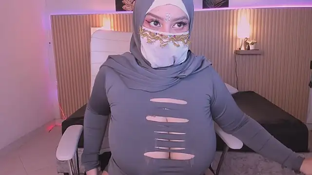 cloe sirena online show from April 15, 2:10 pm