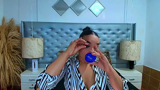 EileenBenzon online show from November 28, 5:13 pm