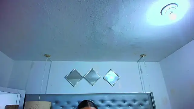 EileenBenzon online show from March 31, 5:42 am