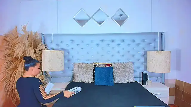 EileenBenzon online show from October 28, 4:13 am