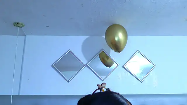 EileenBenzon online show from April 11, 5:04 am