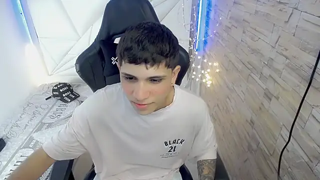 Brayan lopezz online show from December 3, 2:22 pm