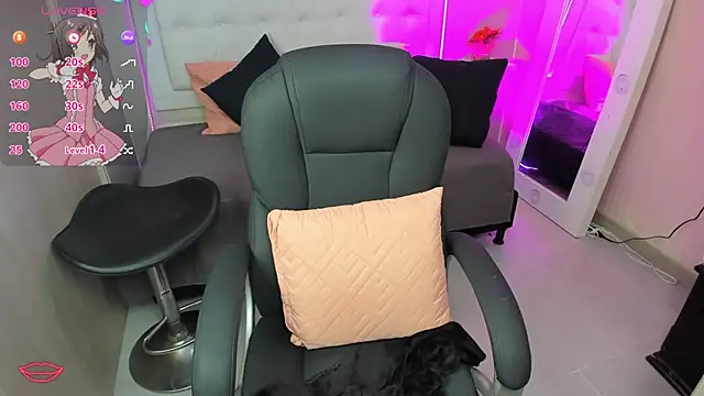 EMALINDA  HILSS online show from February 3, 1:19 pm