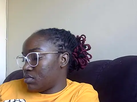 Snapshot of Chichii- chatting on April 11, 11:47 am Chichii- online show from April 11, 11:47 am